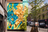 Fresque BD à dominante bleu et orange sur une façade de la rue Haute