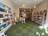Ein älterer Mann schaut durch das Schaufenster von Peinture Fraîche