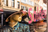 Mannequin achter een etalage met verkoop