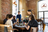 Intérieur du bar avec service à table