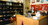 Comptoir de vente du magasin et rayonnages