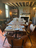 Feu ce cheminée et tables à l'intérieur de l'Auberge des Maïeurs