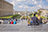 Coppia seduta sui gradini del Mont des Arts che guarda la città