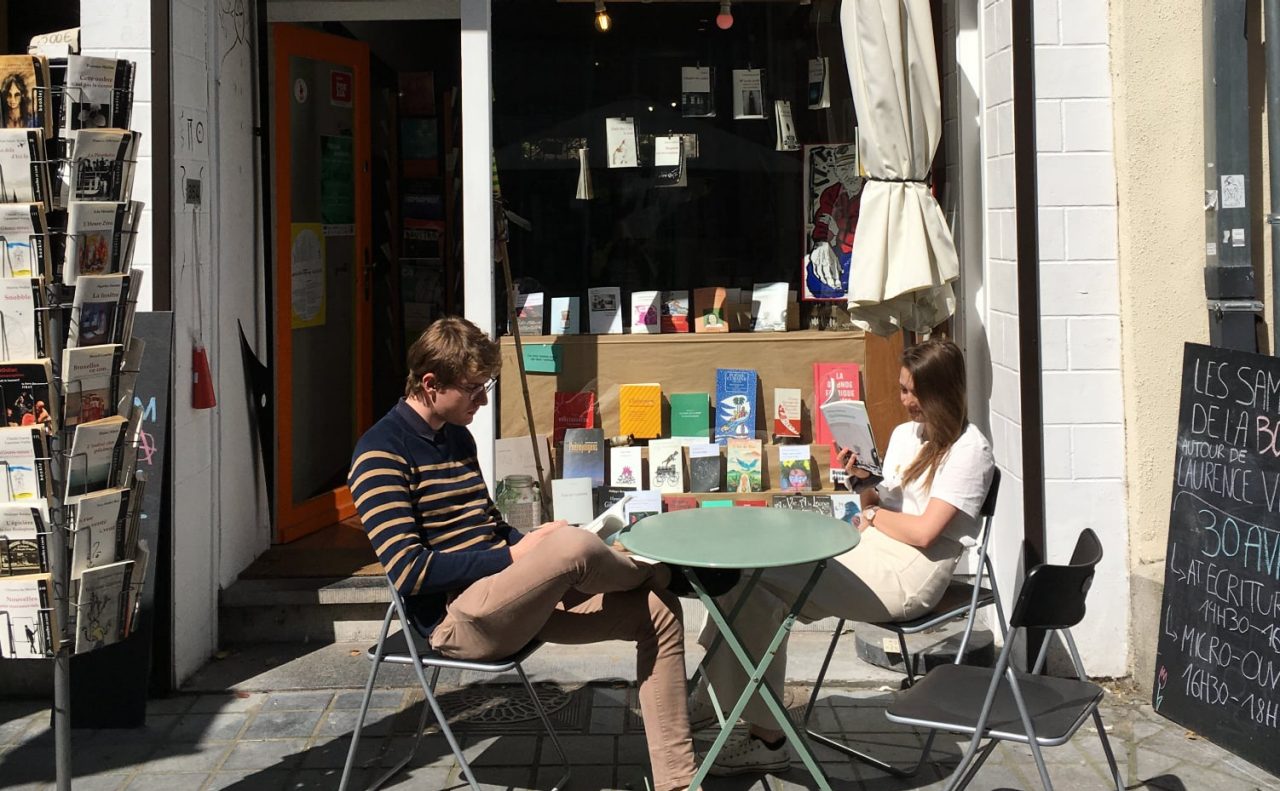 ein Mann und eine Frau beim Lesen vor maelström