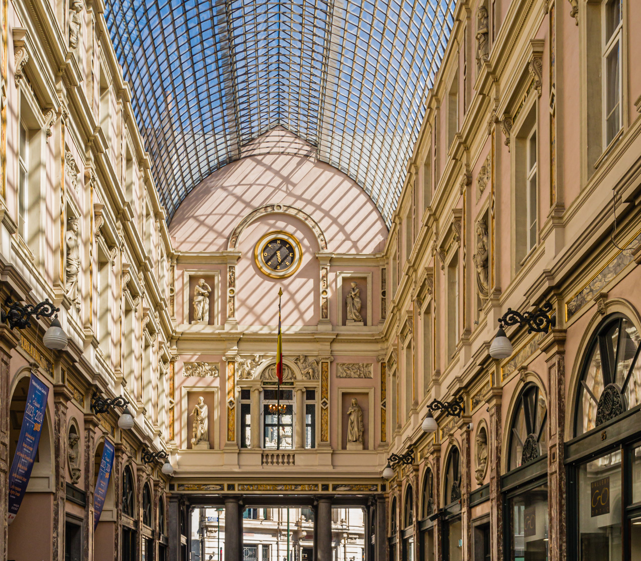 intérieur des Galeries Royales Saint-Hubert avec vue sur la verrière- 2023