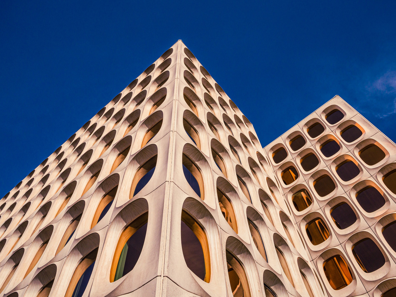 architecture-brutaliste-ancien-batiment-cbr-1