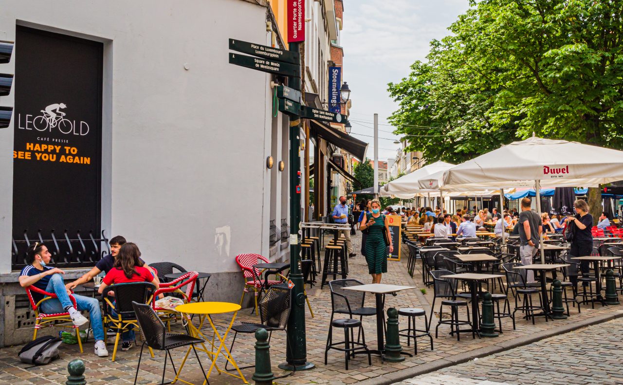 Eine Terrasse am Place de Londres: Das grüne Laub und die Duvel-Sonnenschirme spenden Schatten.