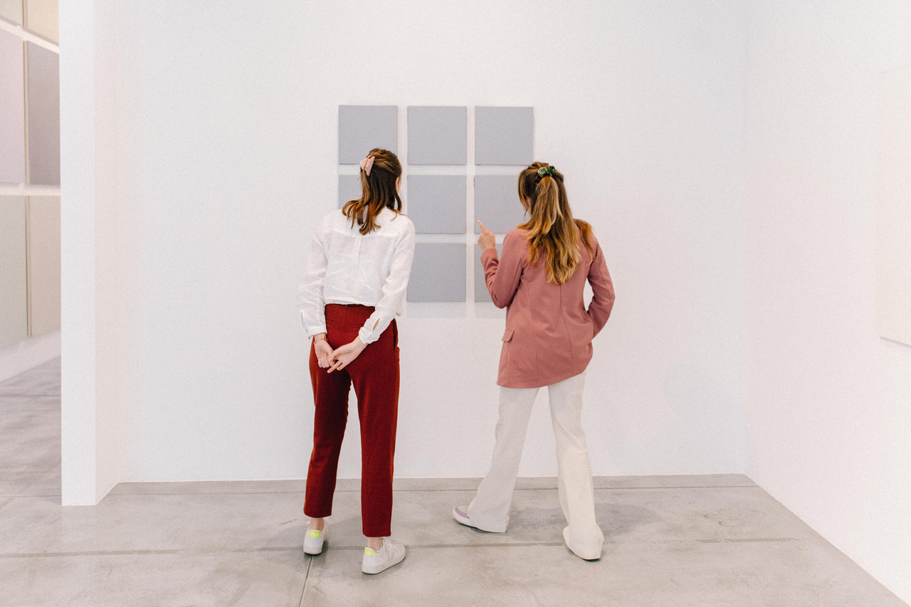 deux jeunes femmes dans une galerie d'art devant une oeuvre à Bruxelles 