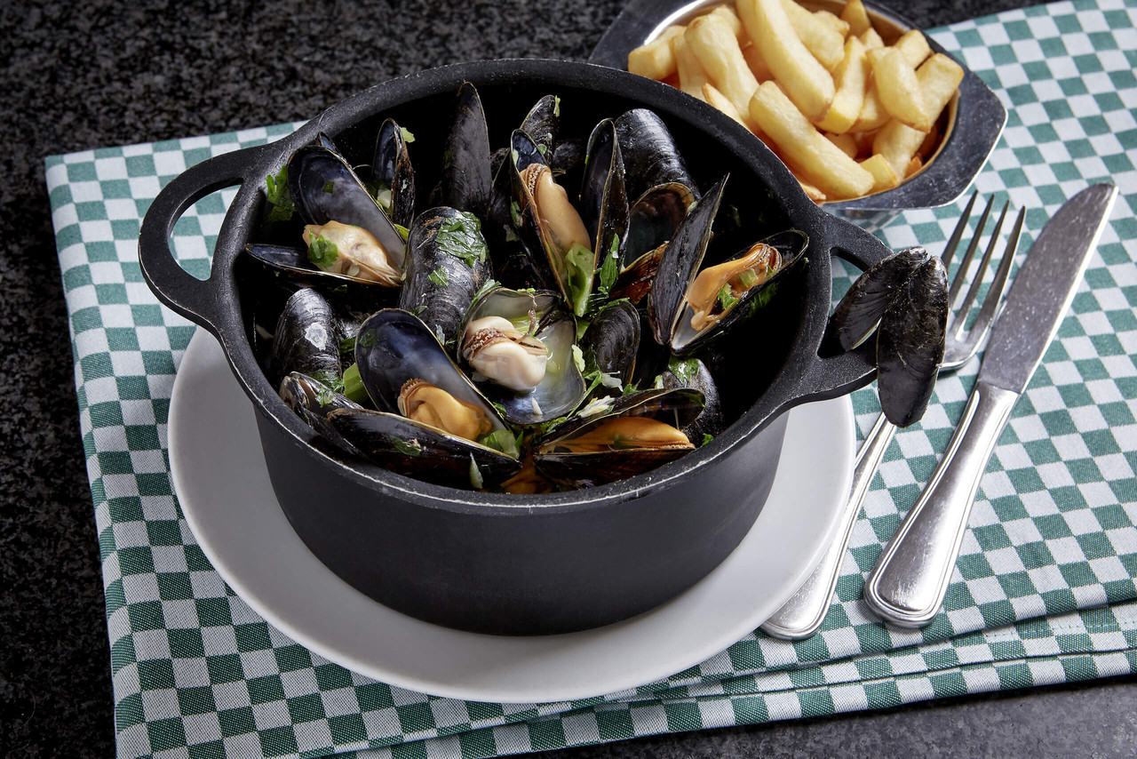 Mussels with chips, a Belgian speciality that you have to try in Brussels