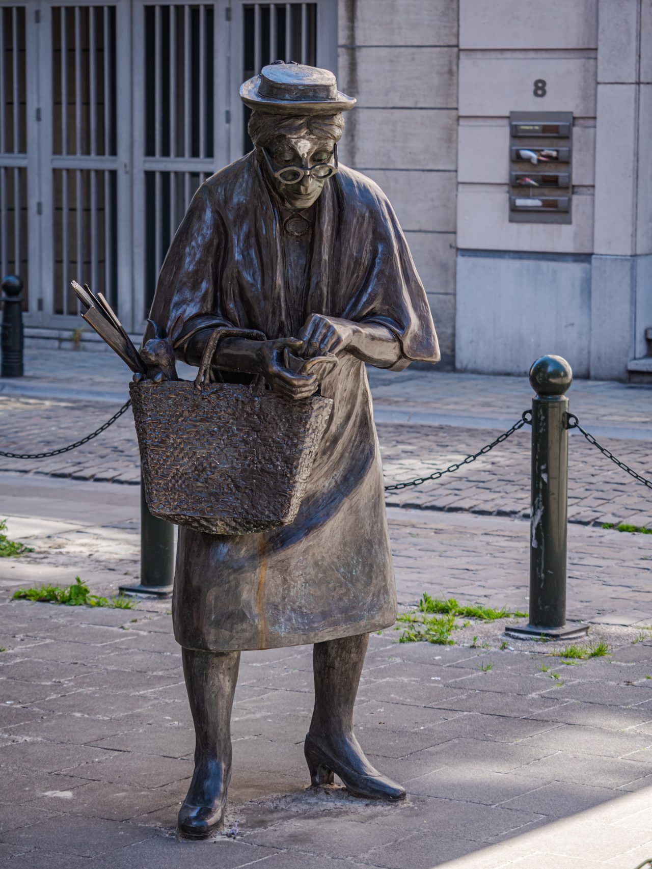 Madame Chapeau statue bruxelles 