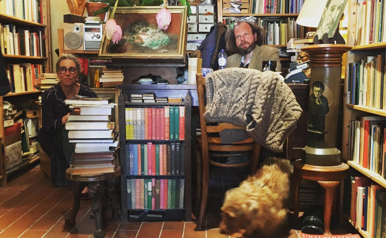 Le propriétaire Frederik Deflo derrière son bureau à Het Ivoren Aapje
