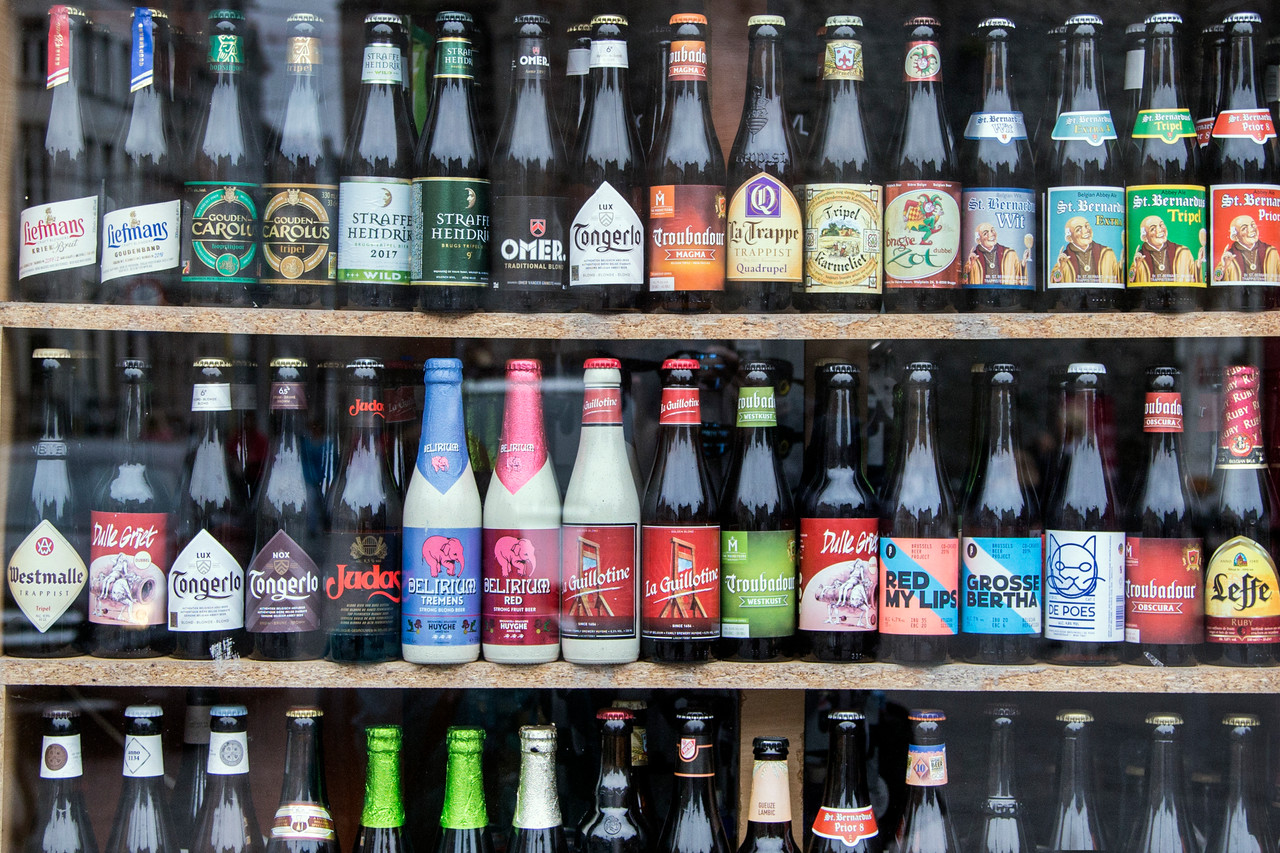 Bière en bouteilles en vente dans un magasin à Bruxelles
