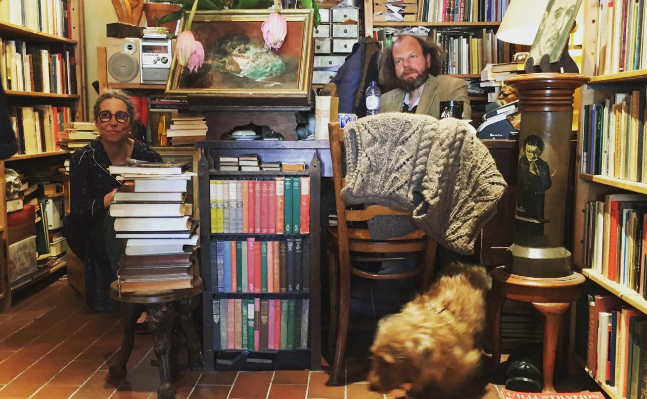 Owner Frederik Deflo behind his desk in Het Ivoren Aapje