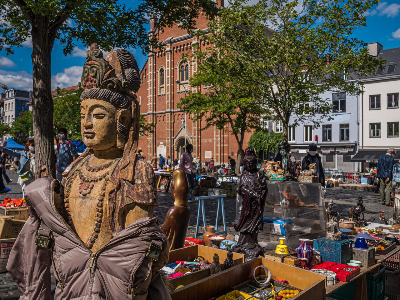 Marolles - marché aux puces - Place du Jeu de Balle - printemps
